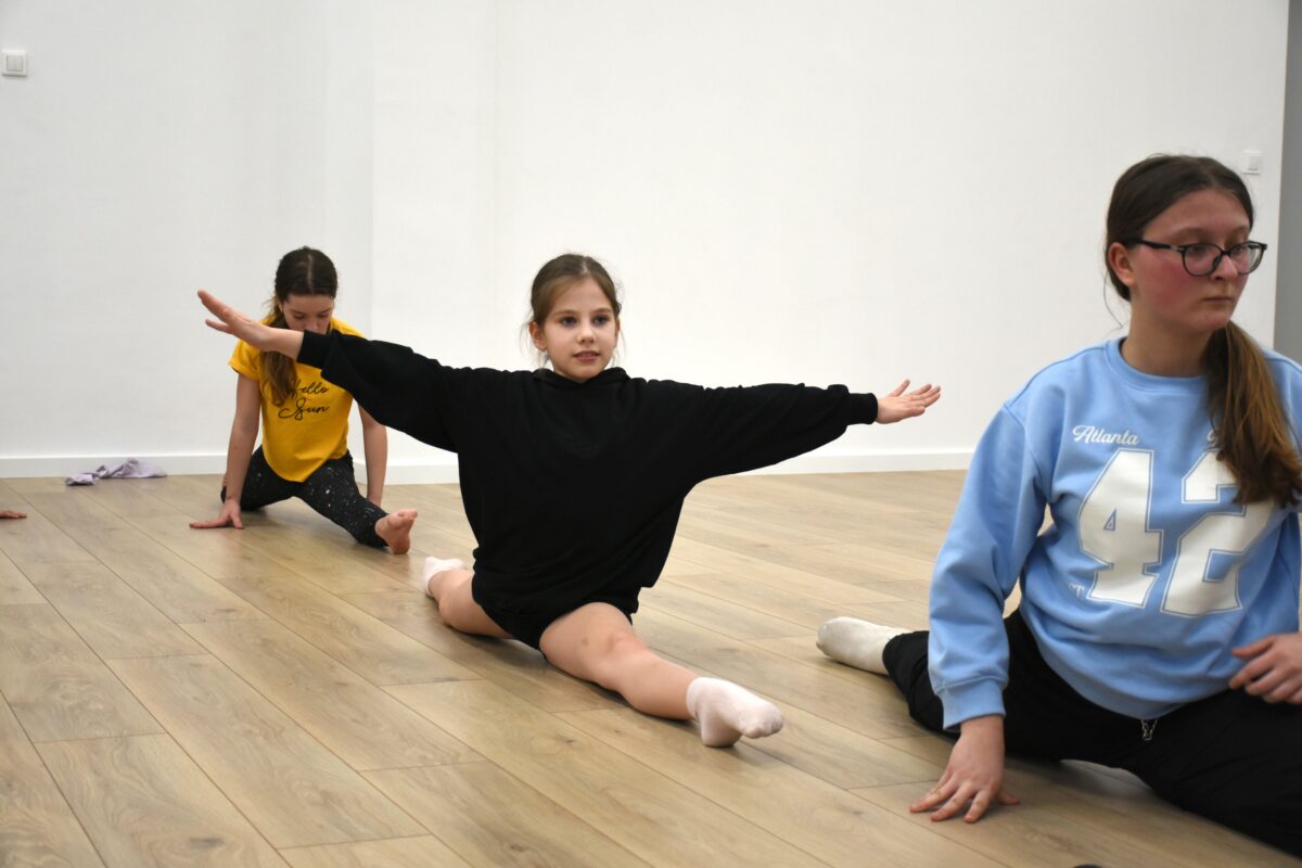 Dziewczyny na szpagacie podłużnym