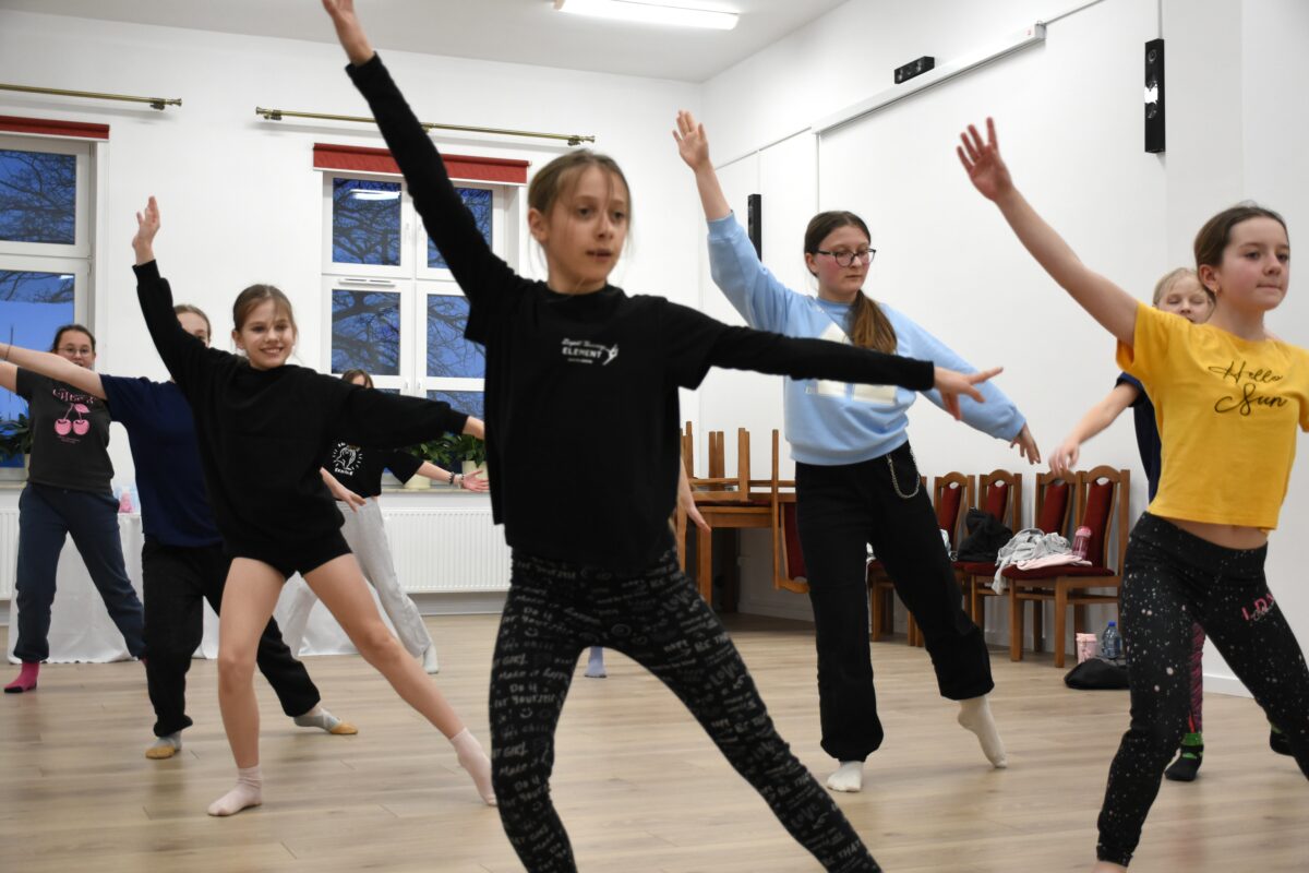 dziewczyny tańczą, krok na bok