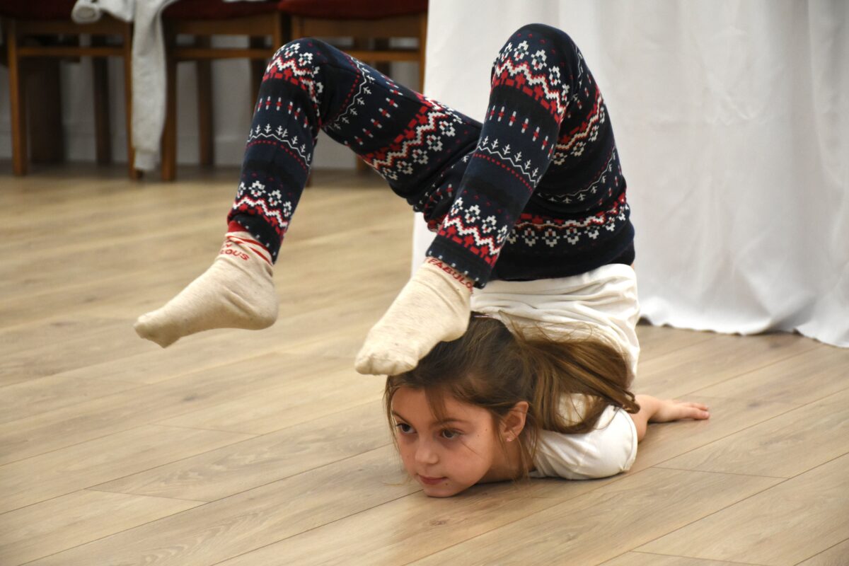 dziewczynka robi figurkę na ziemi