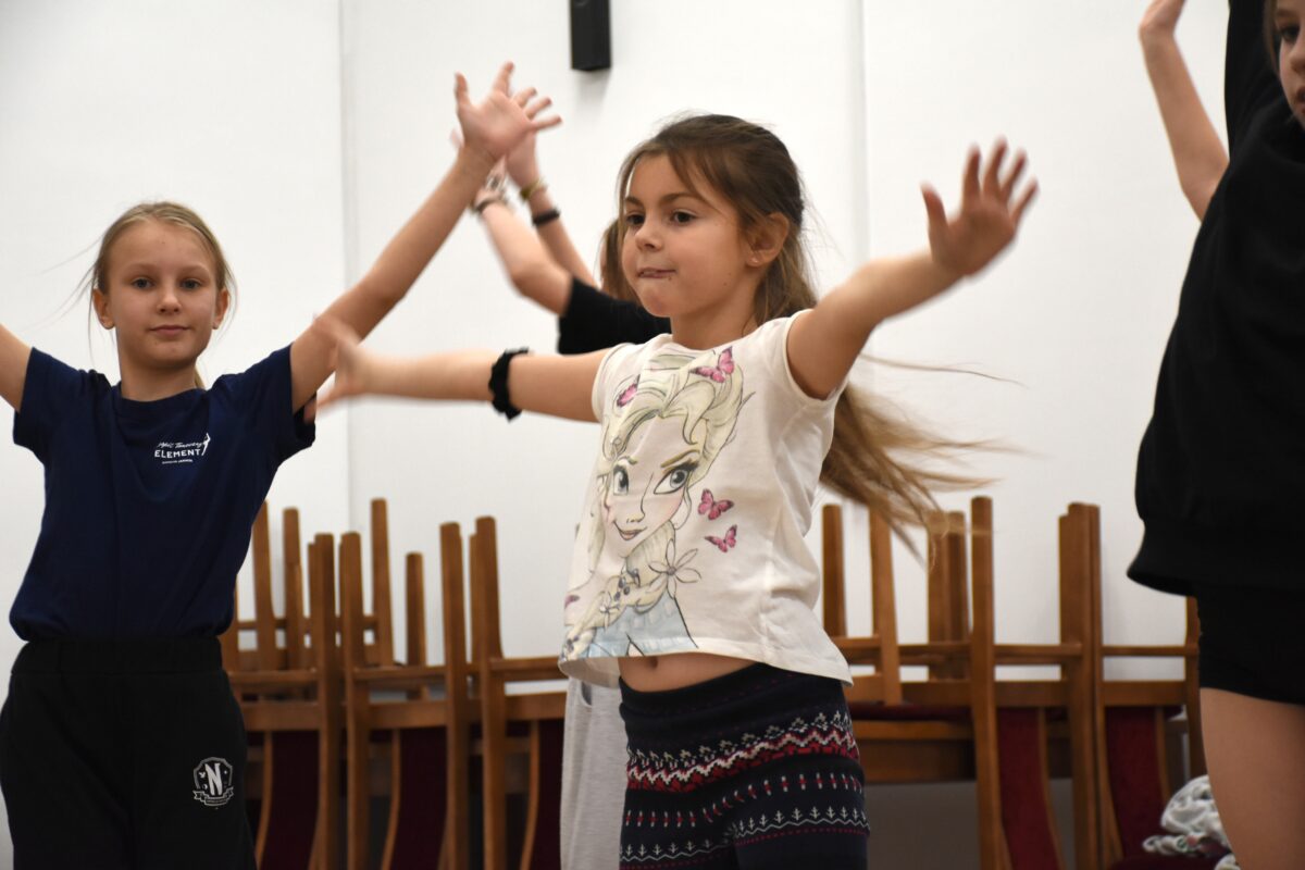 Dziewczyny tańczą otwartymi rękami