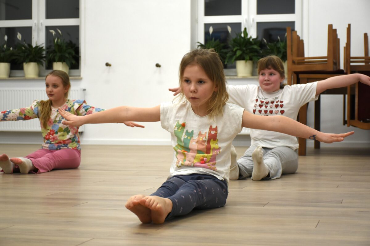 Dziewczyny na siedząco czwiczą