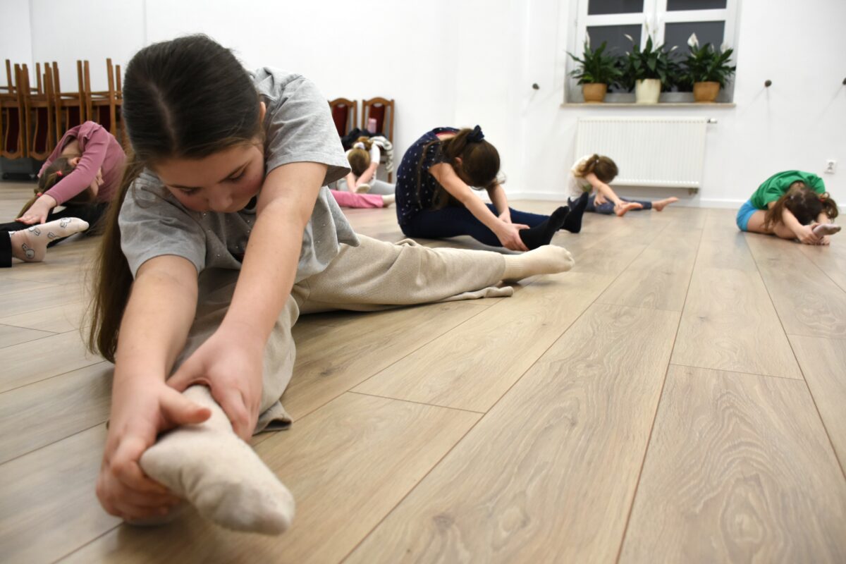 Dziewczyny się schylają na jedną nogę po jednej stronie