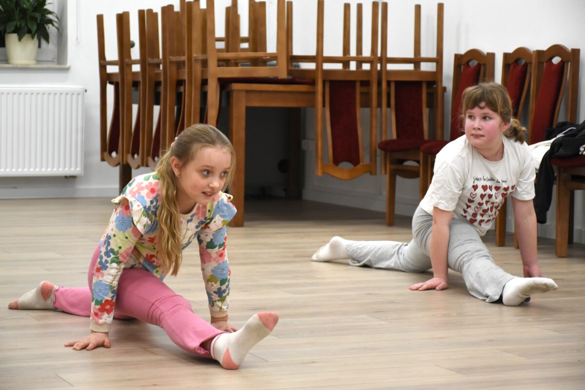 Dwie dziewczyny na szpagacie podłużnym