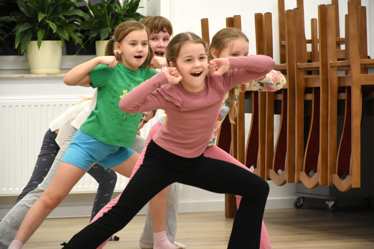 Dziewczyny pozują z wielkim uśmiechem