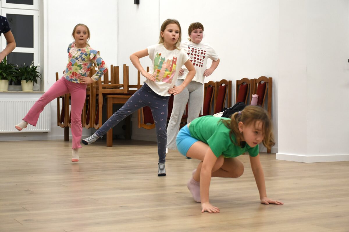 Dziewczyny tańczą nową choreografie