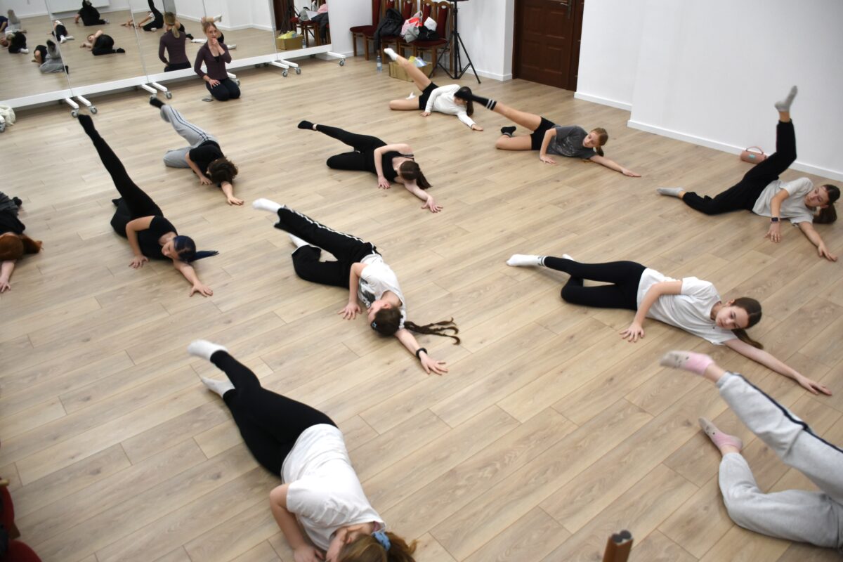 Widać prawie wszystkie dziewczyny z góry jak ćwiczą