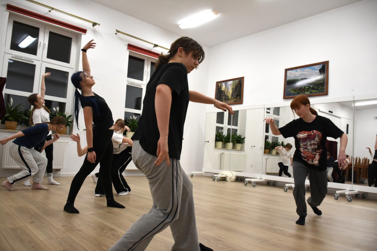 Dziewczyny wszystkie tańczą i każda jest w innej pozycji