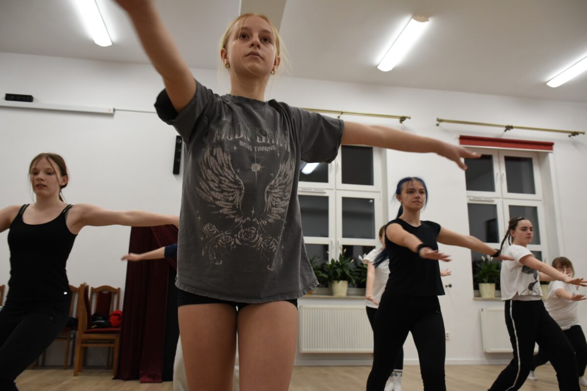 Dziewczyny przygotują się na obrót