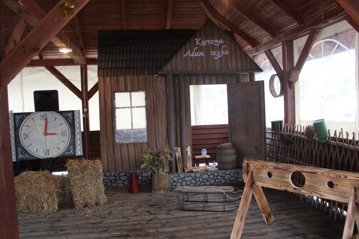 Dekoracje w wiacie tanecznej, gdzie powstała Karczma Adam Czyha