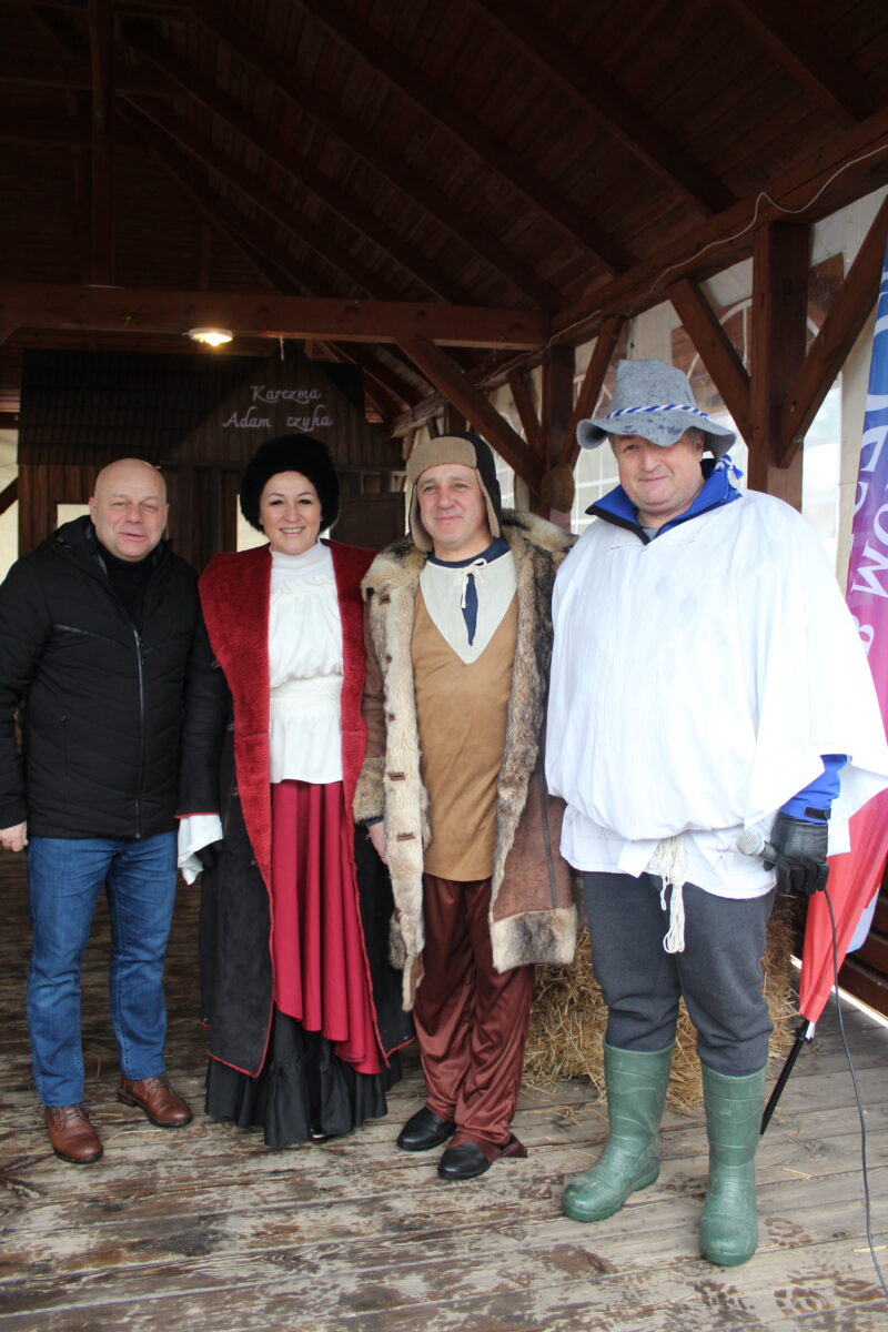 Pan Wójt Gminy Jarocin z żoną i starostą powiatu Niżańskiego oraz prowadzący wydarzenia z grupy Morsów Pingwiny z Państwa Jarocin