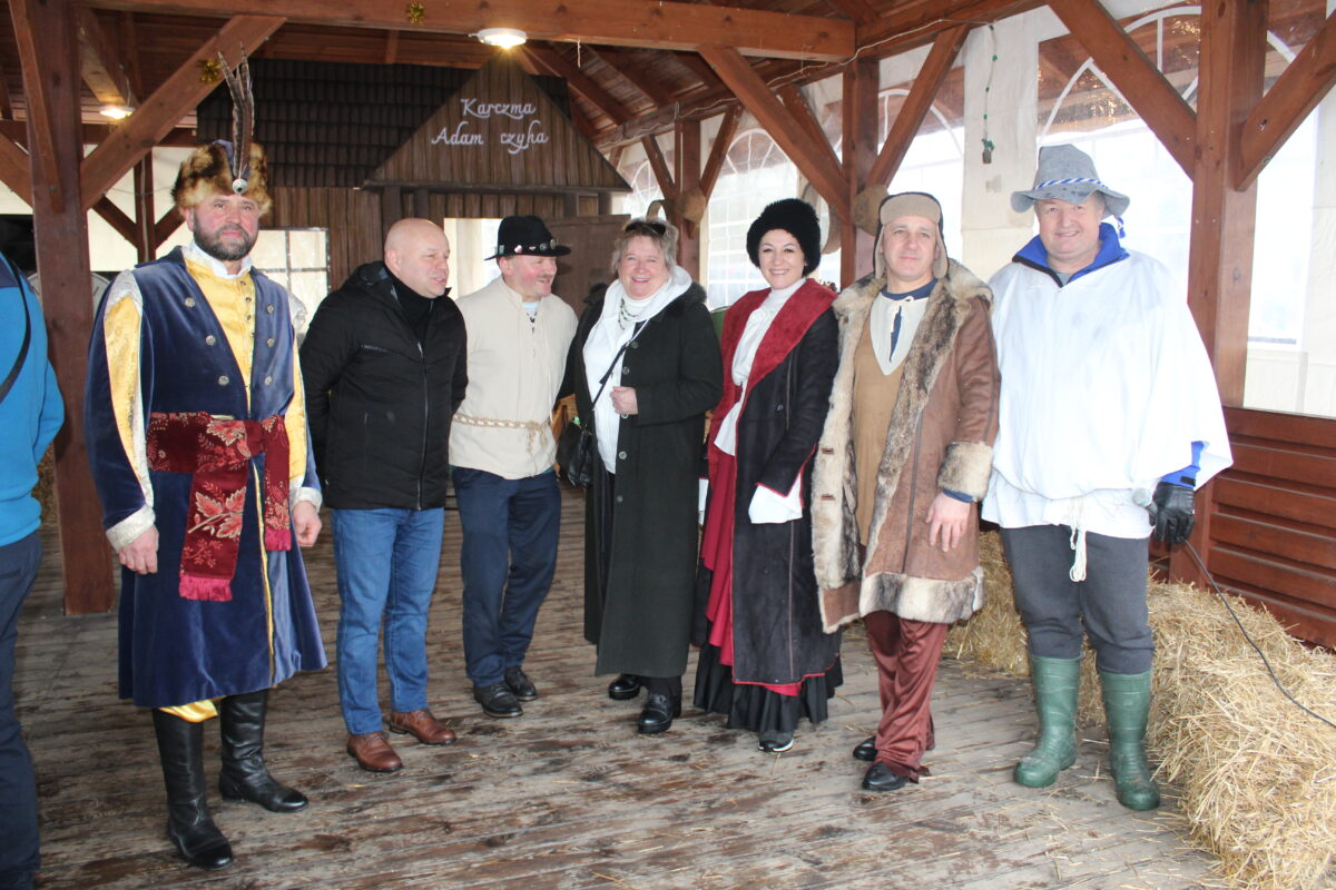 prowadzący wydarzenia z grupy Morsów Pingwiny z Państwa Jarocin pozuje do zdjęcia zwraz z Panem Wójtem Gminy Jarocin z żoną, starostą powiatu Niżańskiego oraz Radnego Powiatu Niżańskiego, Przewodnicząca Rady Gminy Jarocin