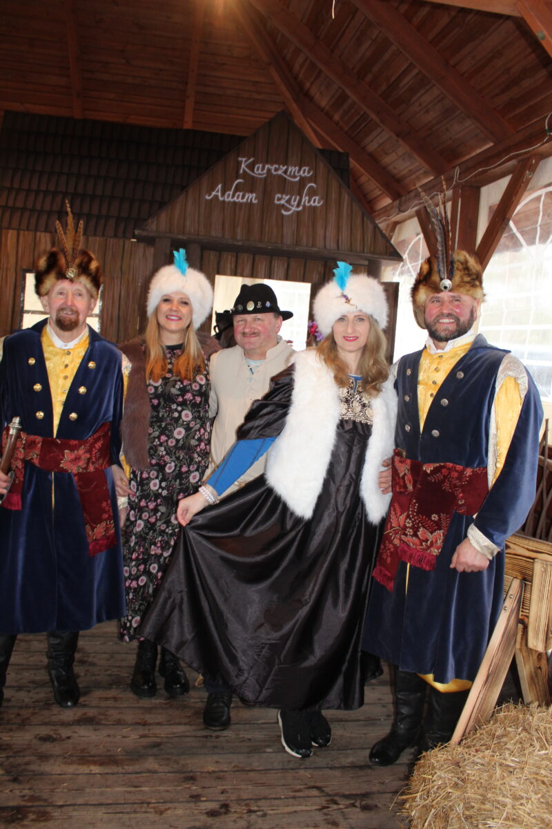 Pozują do zdjęcia morzy z Radnym Powiatu Niżańskiego