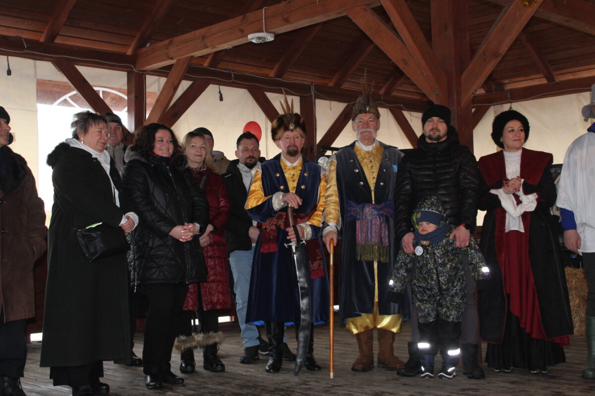 Grupa ludzi stoi w wiacie tanecznej