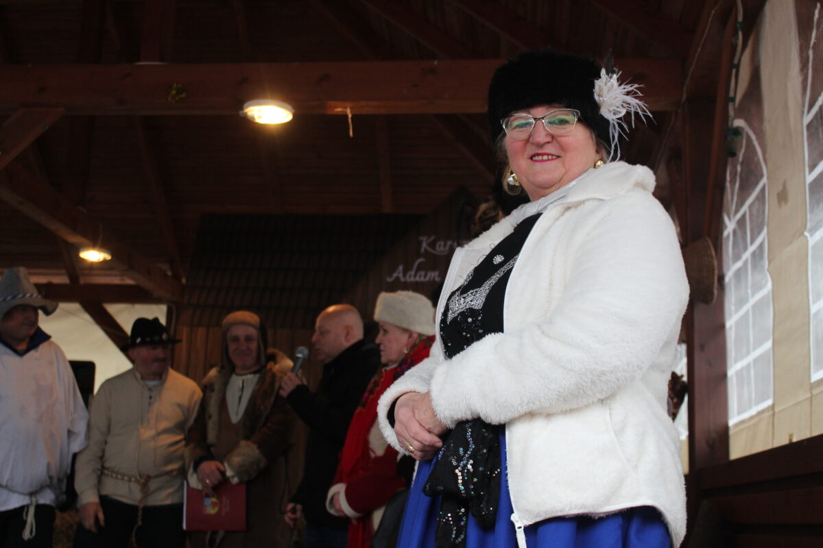 Wśród ludzi widać pani z zespołu Jargocianie która się uśmiecha