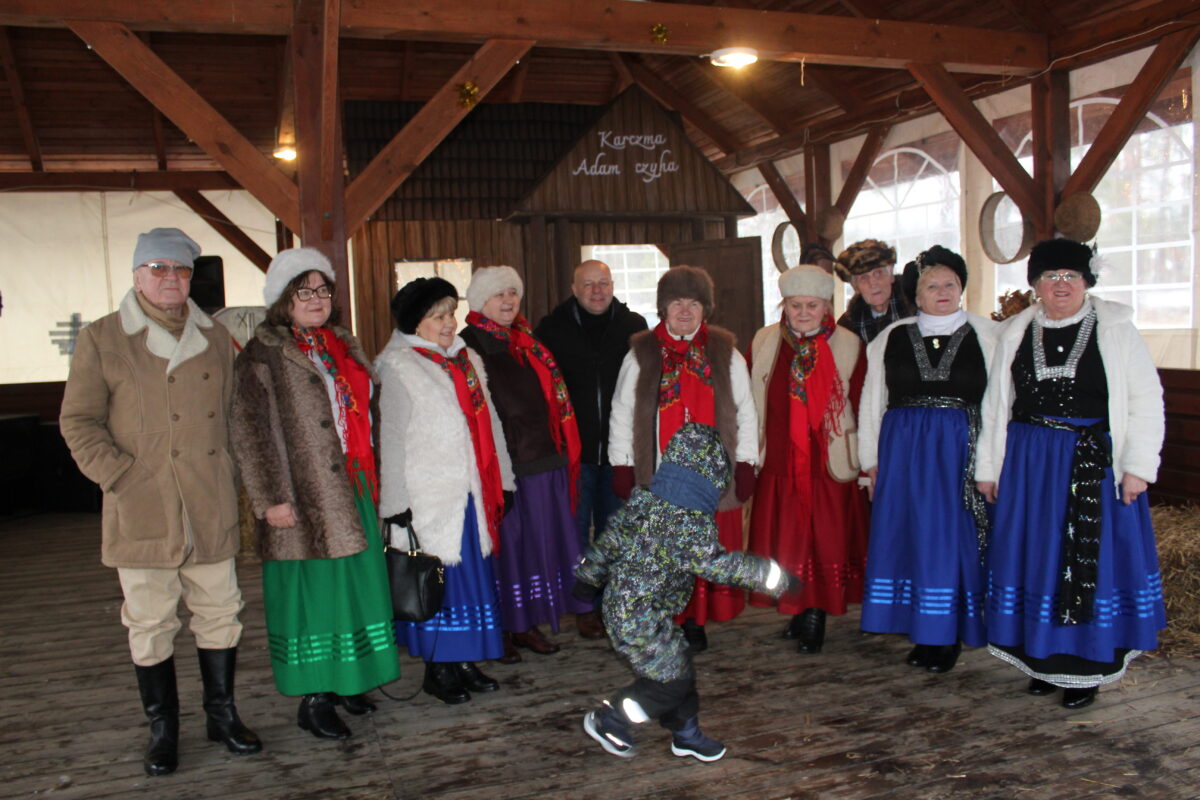 zespół wokalny Jargocianie pozują do zdjęcia z Panem Bednarzem i małym Maksiem