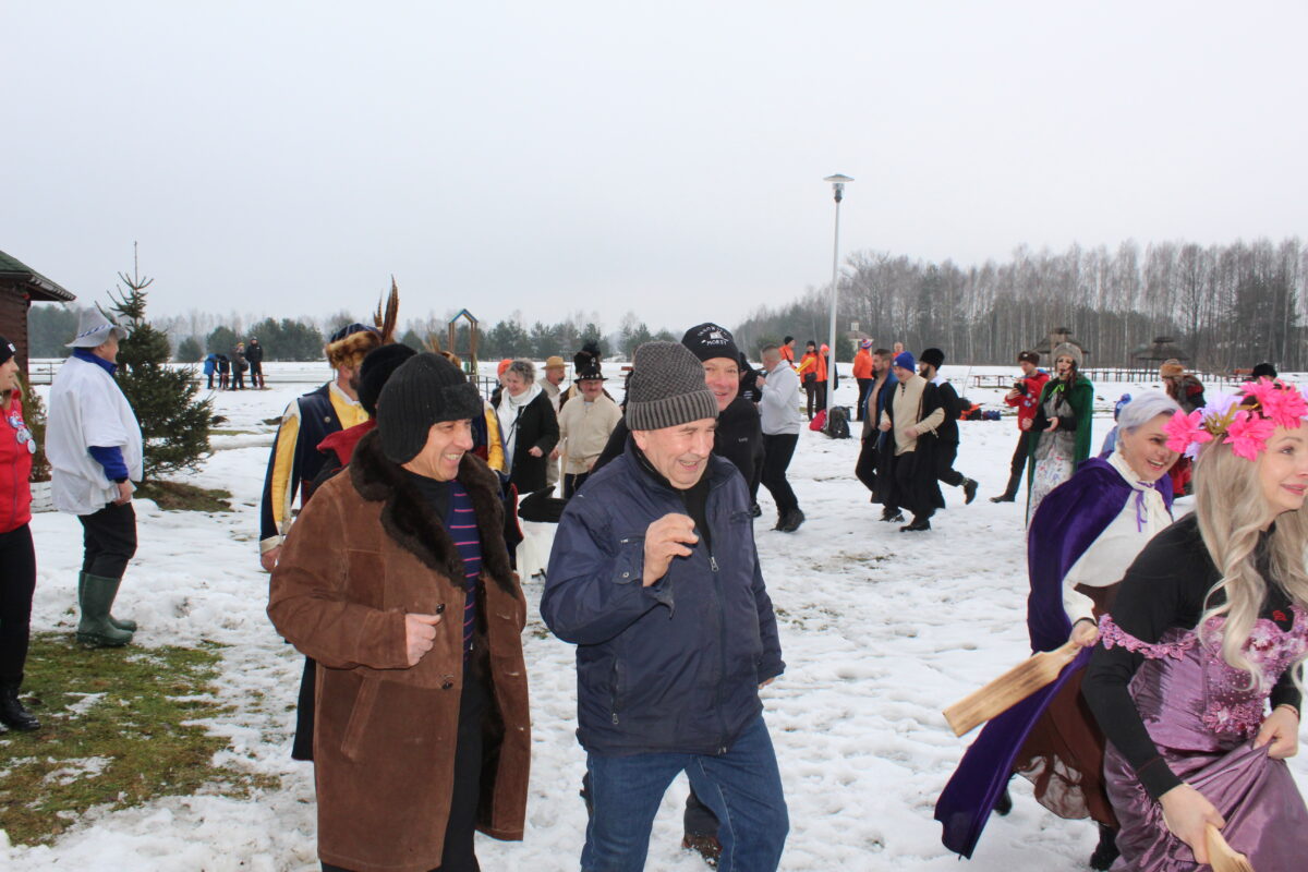 Wszyscy uczestniczają do rozgrzewki w rytmie muzyki