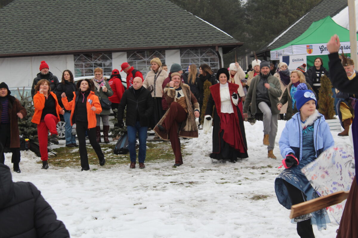 Widać uczestniczy z Panem Wójtem, żoną i starostą którzy biegają w miejscu z wysokim unoszeniem kolan