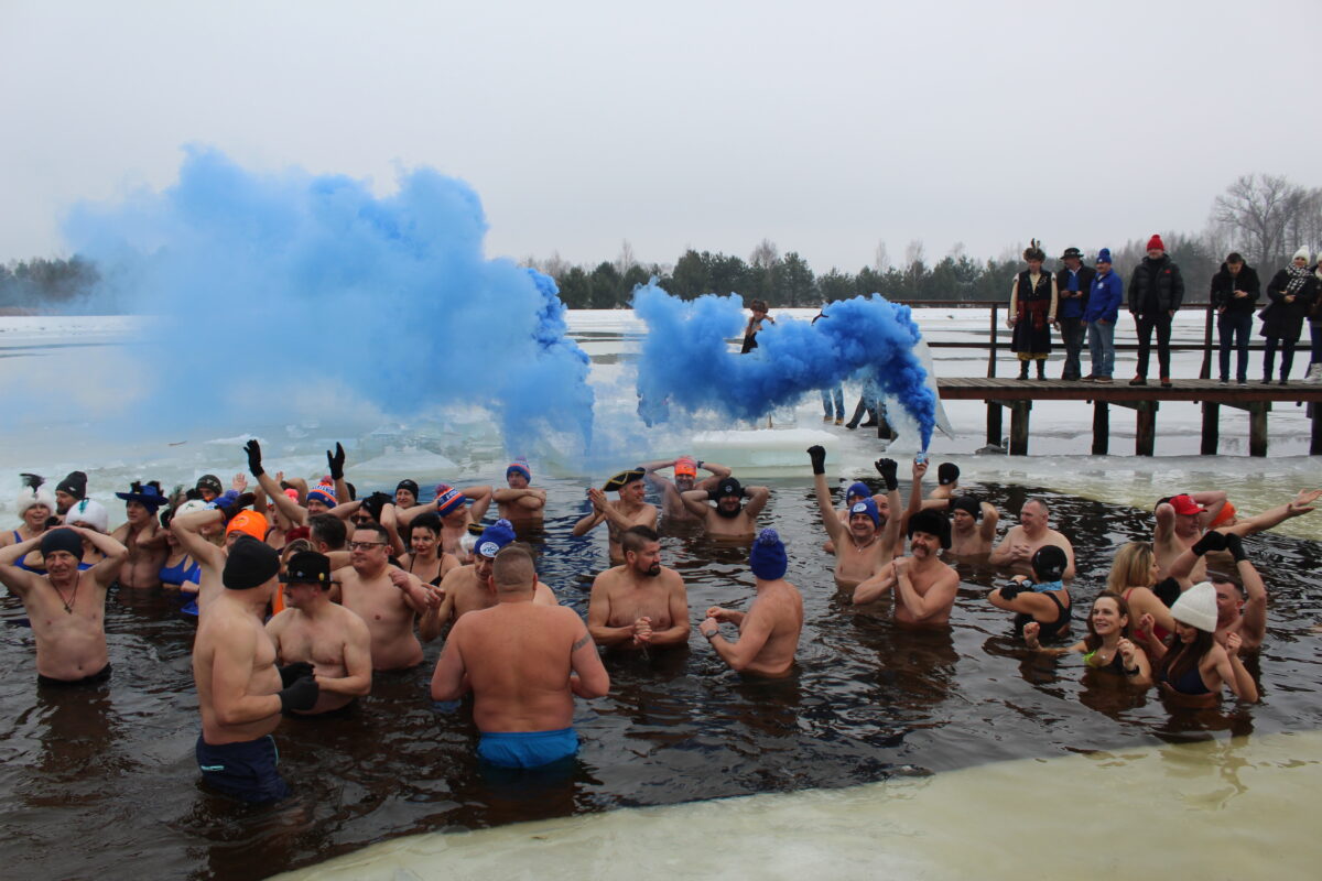 Wszystkie morsy w wodzie, zdymami niebieskimi