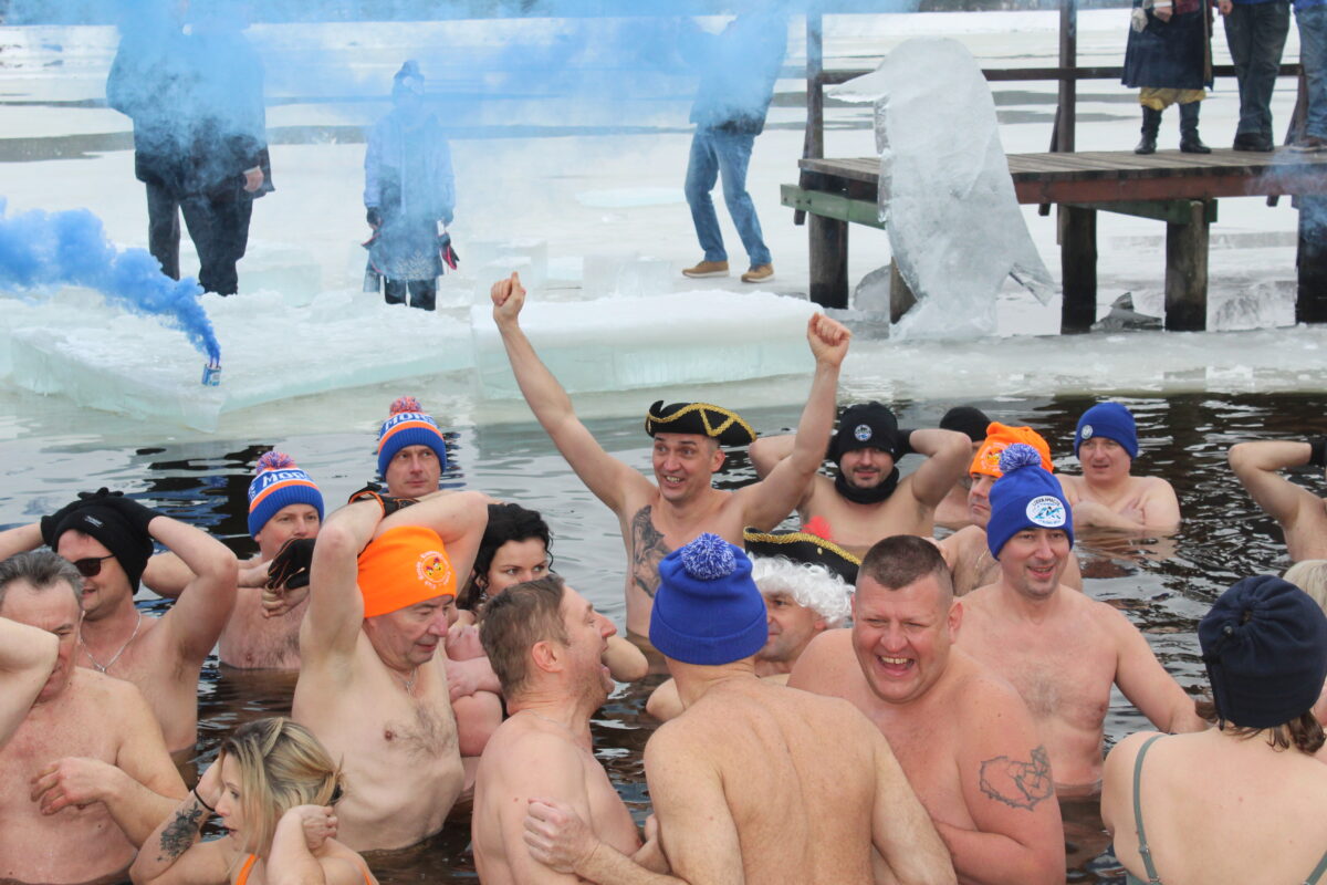 Wszyscy morsy z uśmiechem w wodzie