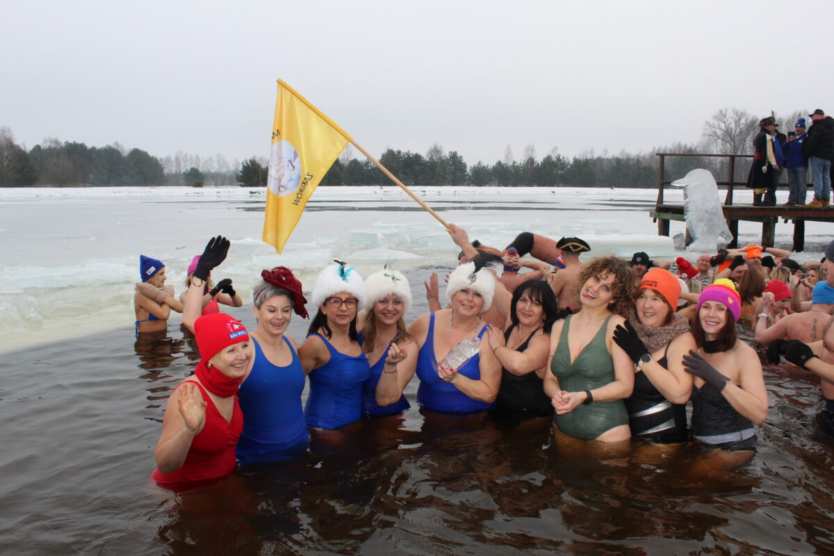 Grup dziewczyn pozuje w wodzie