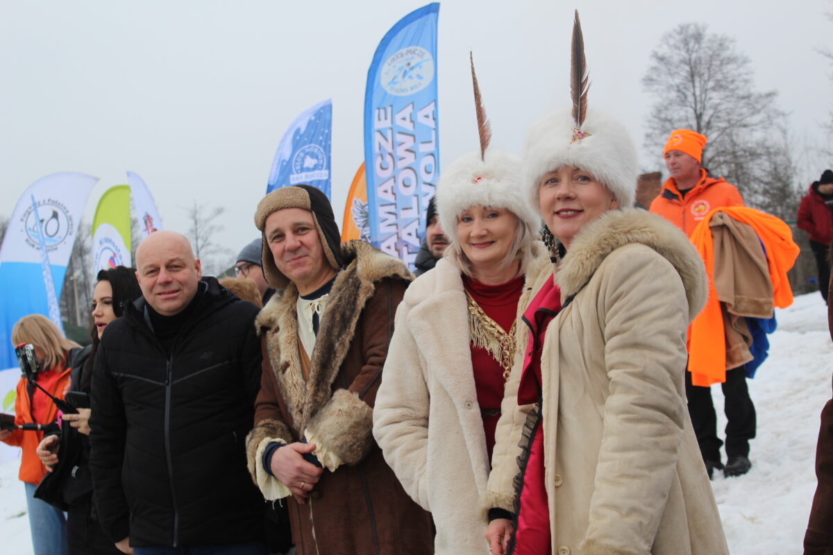 Pan Wójt Podpora i Pan Bednarz starosta pozują z morsami