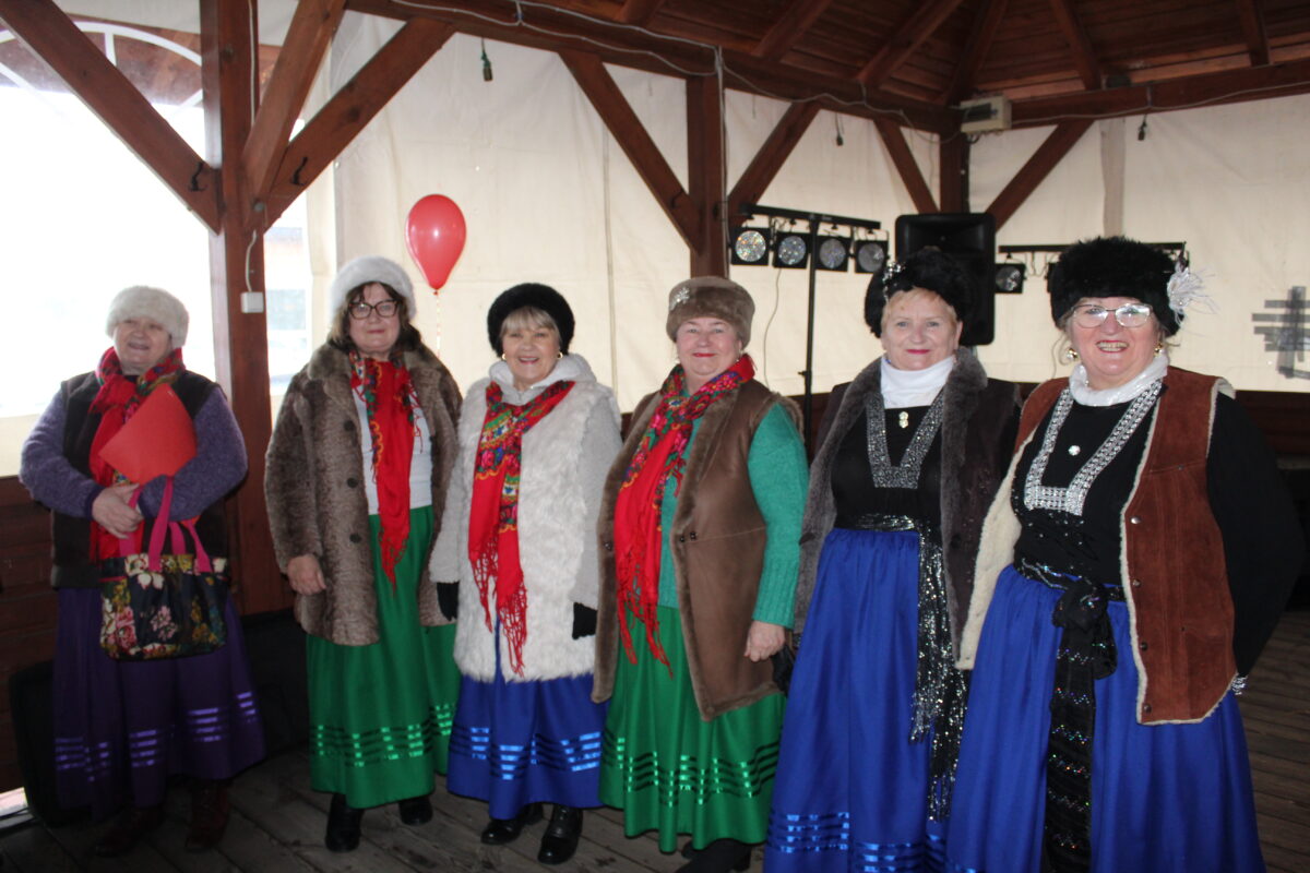 Kobiety z zespołu Jargocianie pozują do zdjęcia
