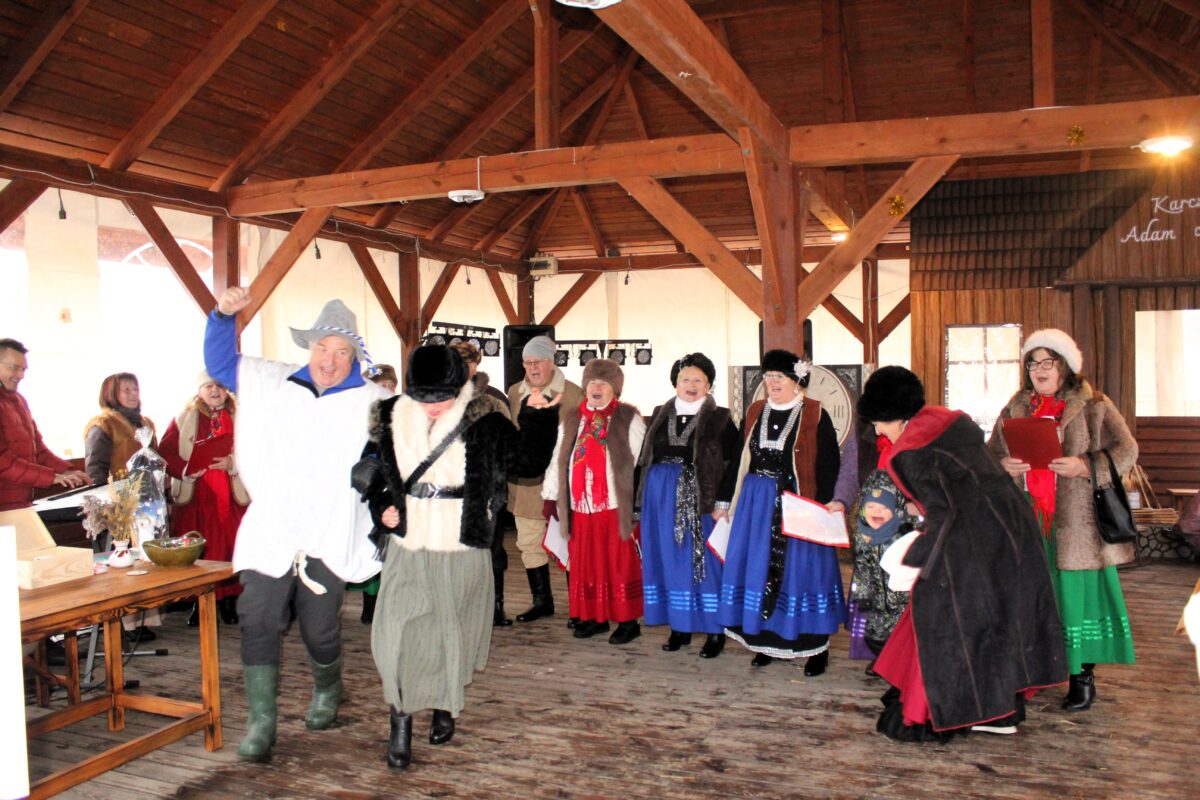 zespół wokalny Jargocianie śpiewa, Marek gra na klawiszach i dwie osoby tańczą na muzyce