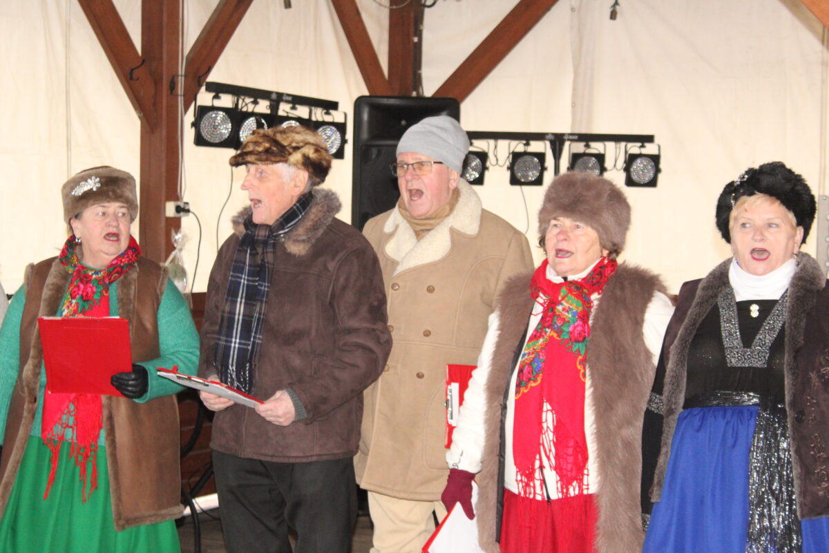 Zbliżenie na pięć osób z zespołu Jargocianie którzy śpiewają