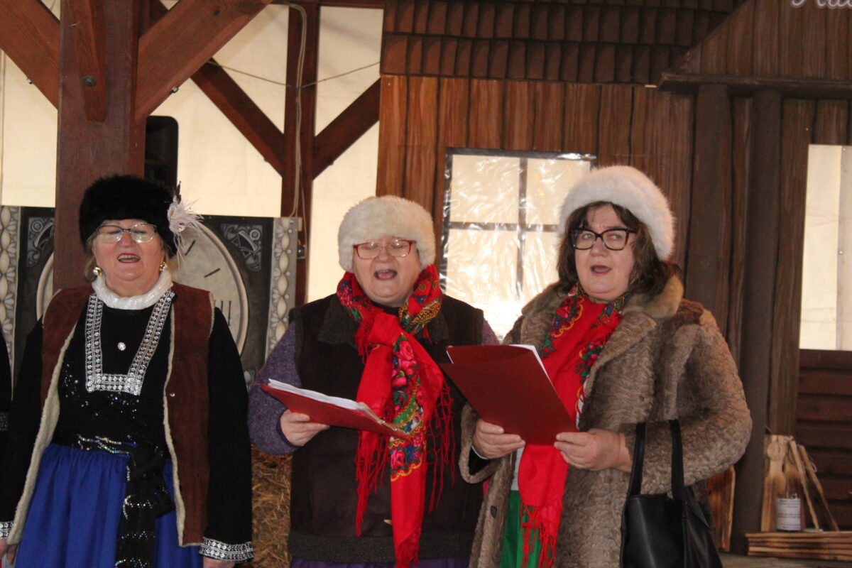 Zbliżenie na 3 osoby z zespołu wokalnego Jargocianie