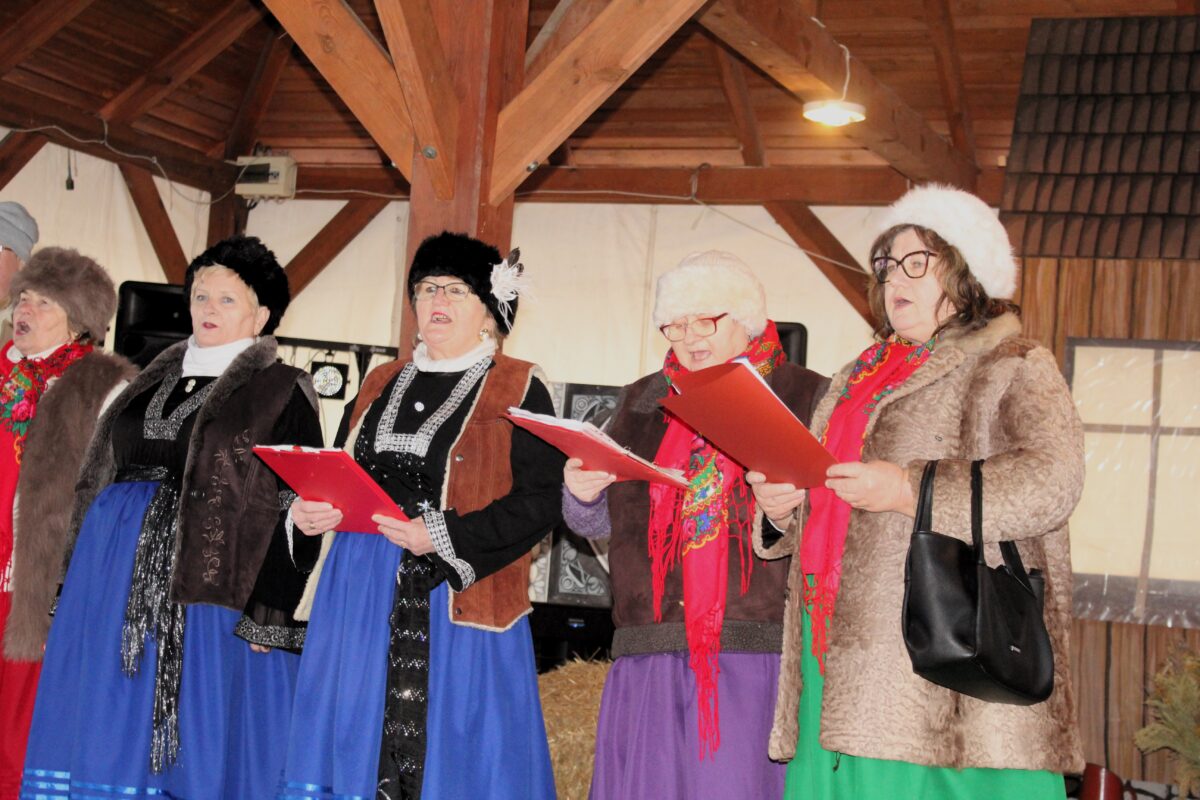 Zbliżenie na połowe grupy Jargocian, gdzie są same kobiety