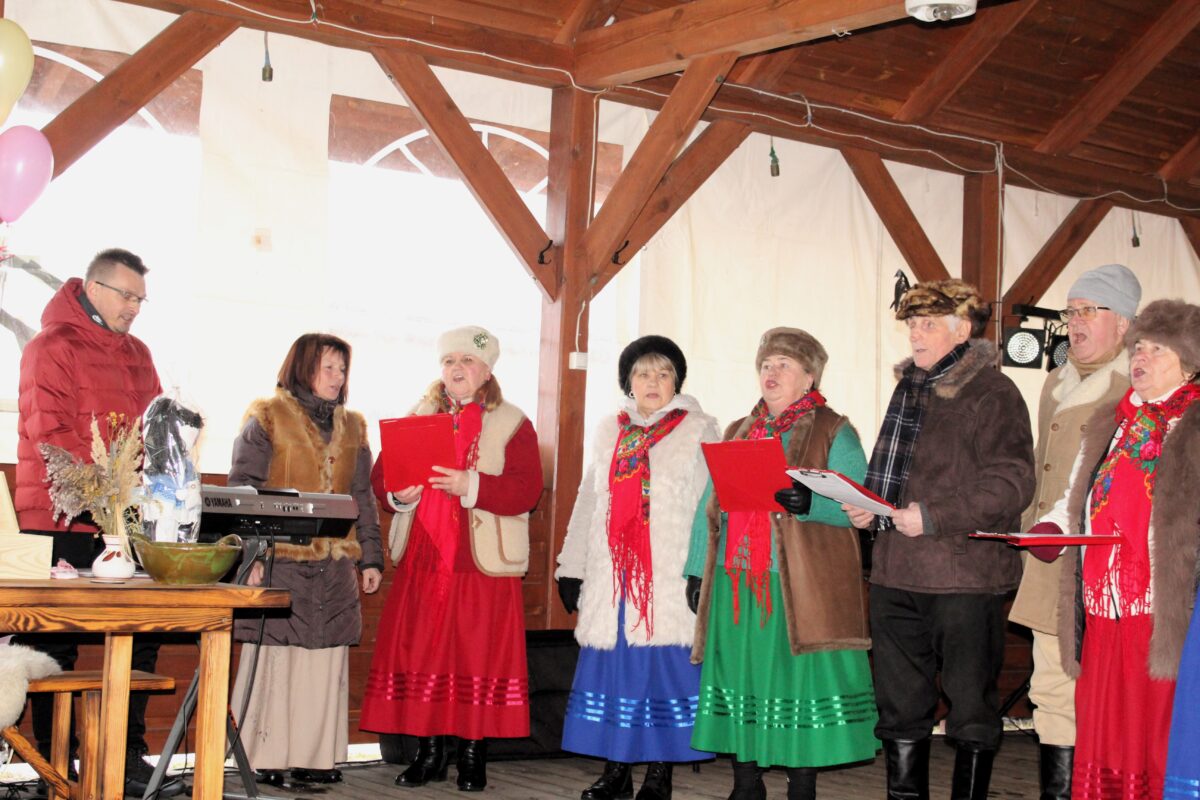 Zbliżenie na drugą połowe grupy Jargocian z Markiem na klawiszach