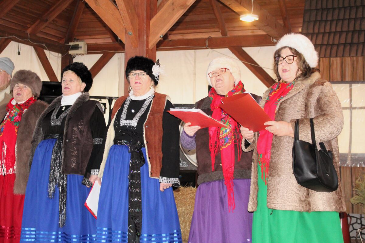 Zbliżenie na zespół wokalny Jargocianie, gdzie widąc same kobiety