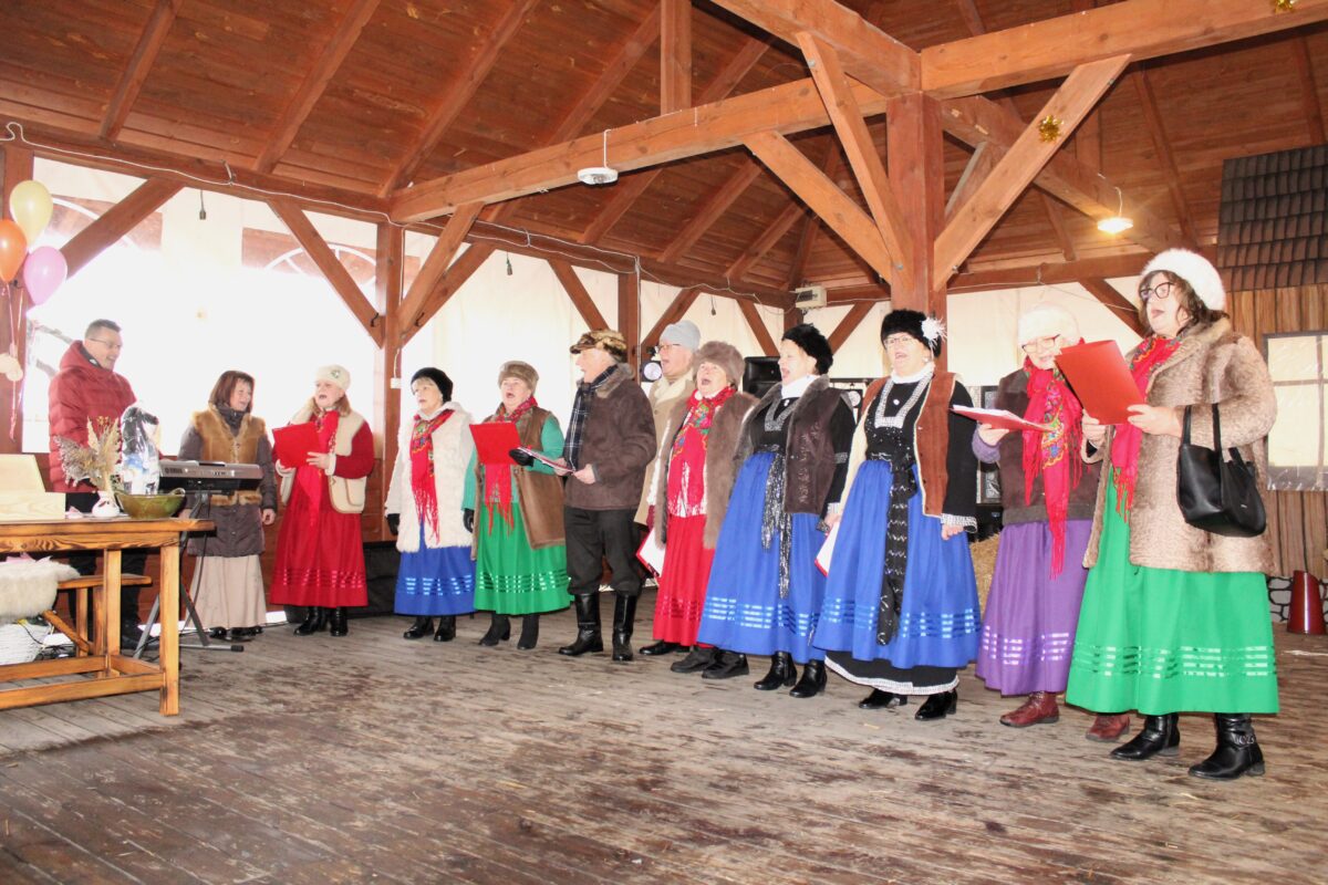 Zespół Jargocianie śpiewa z pięknym akompaniamentem przygotowanym przez pana Marka Szulikowskiego.