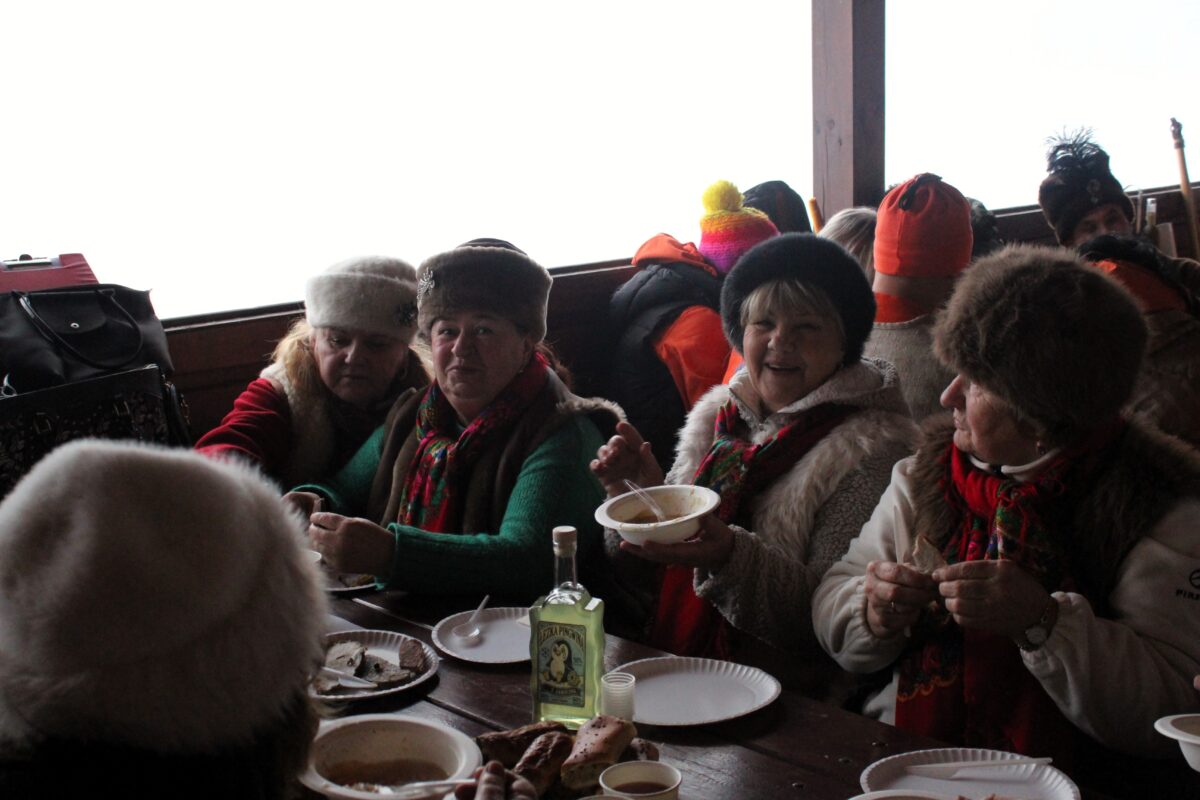Zespół Jargocianie siedzi przy stole z uśmiechem i jedzeniem