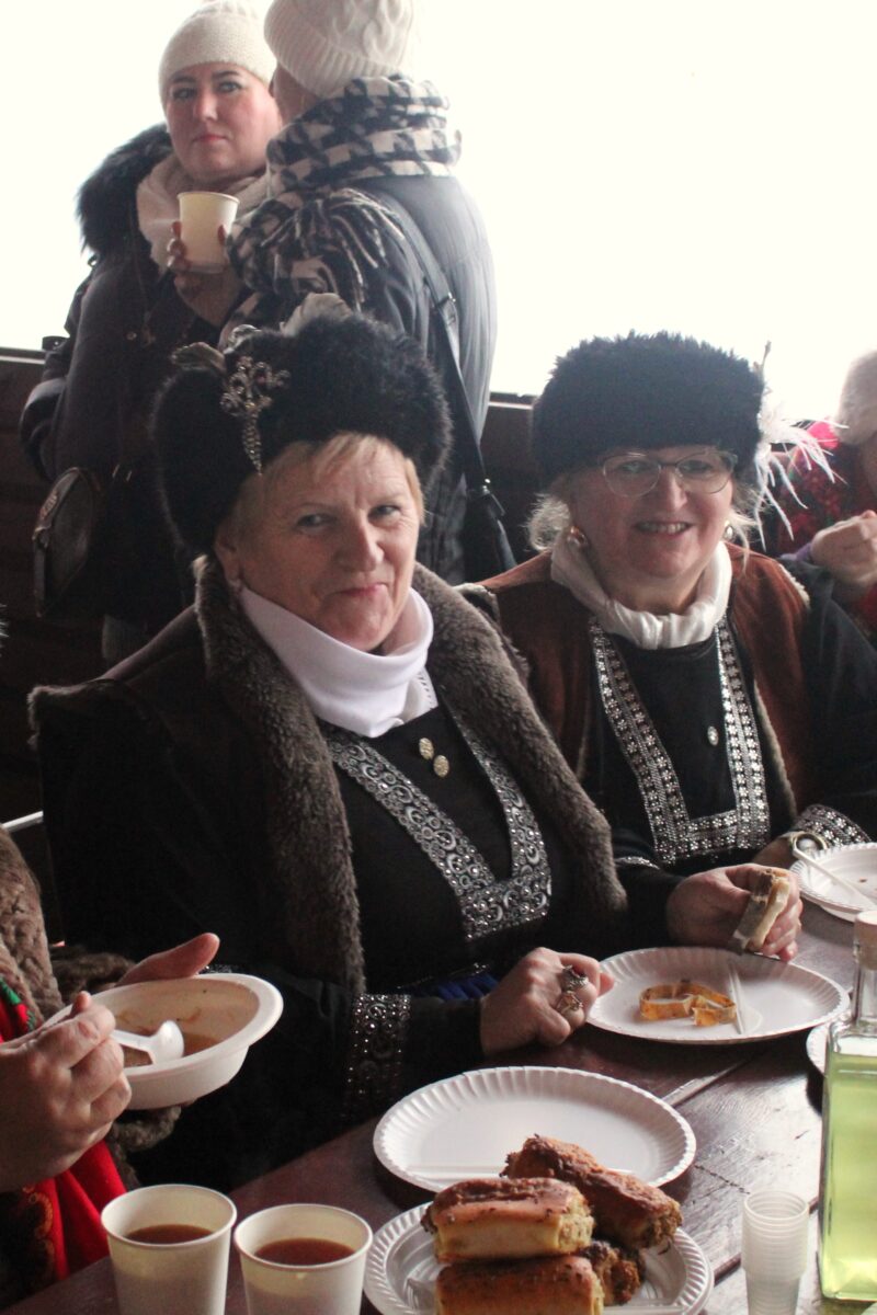 Dwie panie z zespołu Jargocianie patrzą z uśmiechem