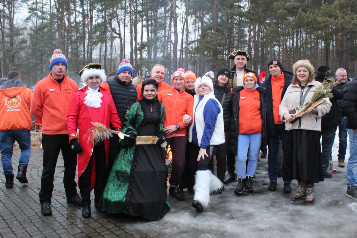 Pełna grupa ludzi i morsów posuje do zdjęcia