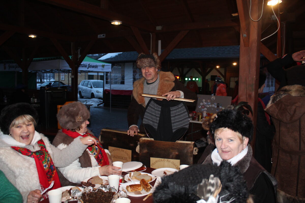 Pan przedstawia Gacie Chłopskie Zespole Jargocian, gdzie się śmieją