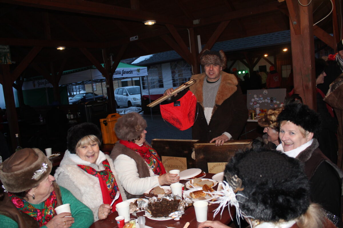 Pan przedstawia Gacie Babskie Zespole Jargocian, gdzie się również śmieją