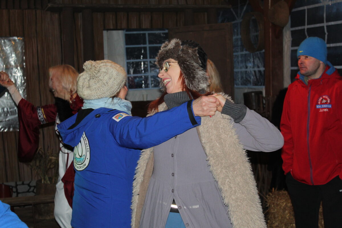 Dwie kobiety tańczą w parze w wiacie tanecznej