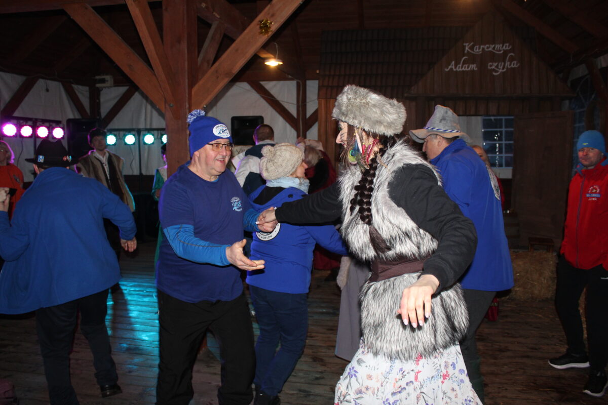 Para tańczy w wiacie tanecznej