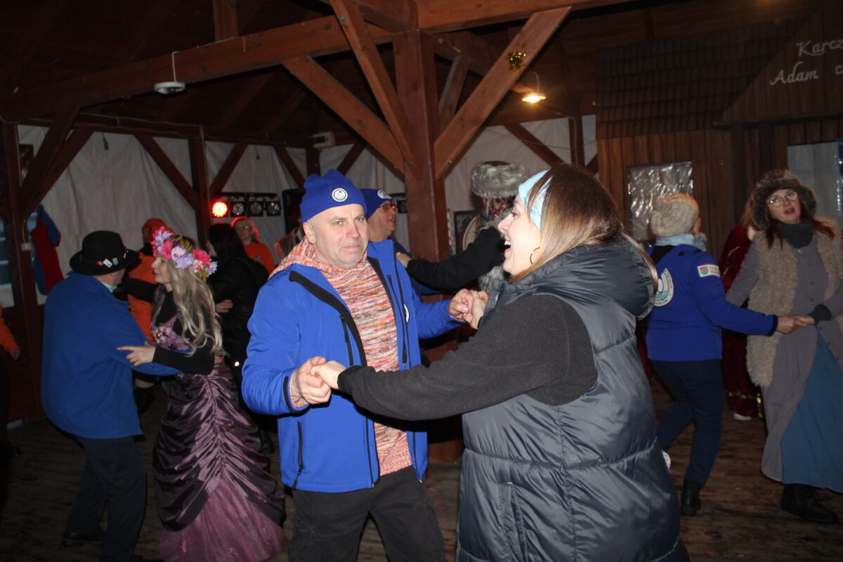 Pełen ludzi tańczy w parach w wiacie tanecznej