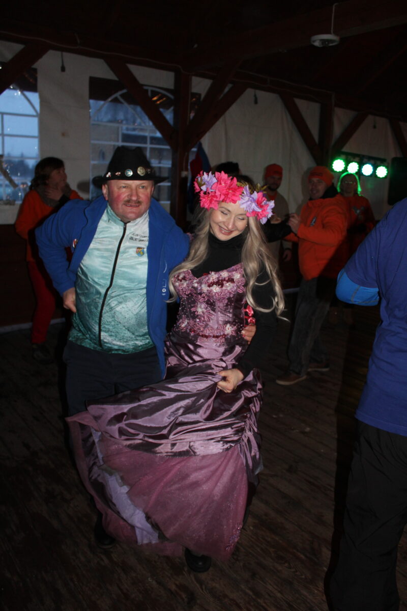 Piękna para tańczy w wiacie tanecznej