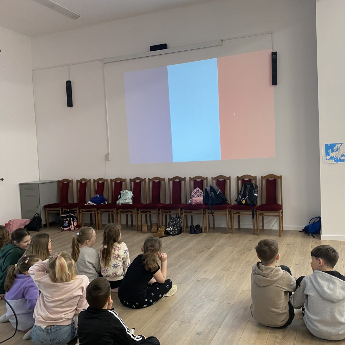 Wyświetlona jest flaga Francji na ścianie