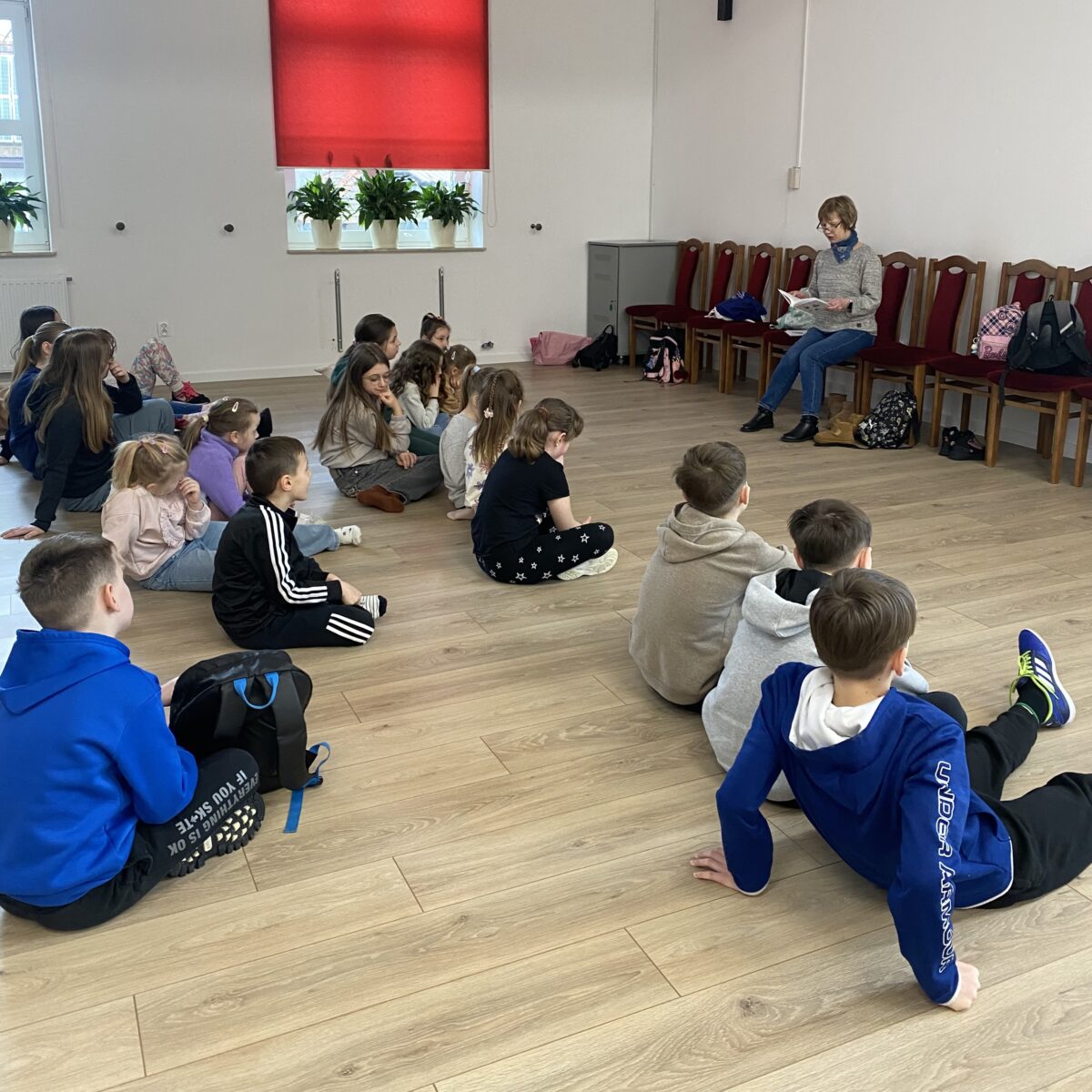 dzieci siedzą i słuchają pani Agate