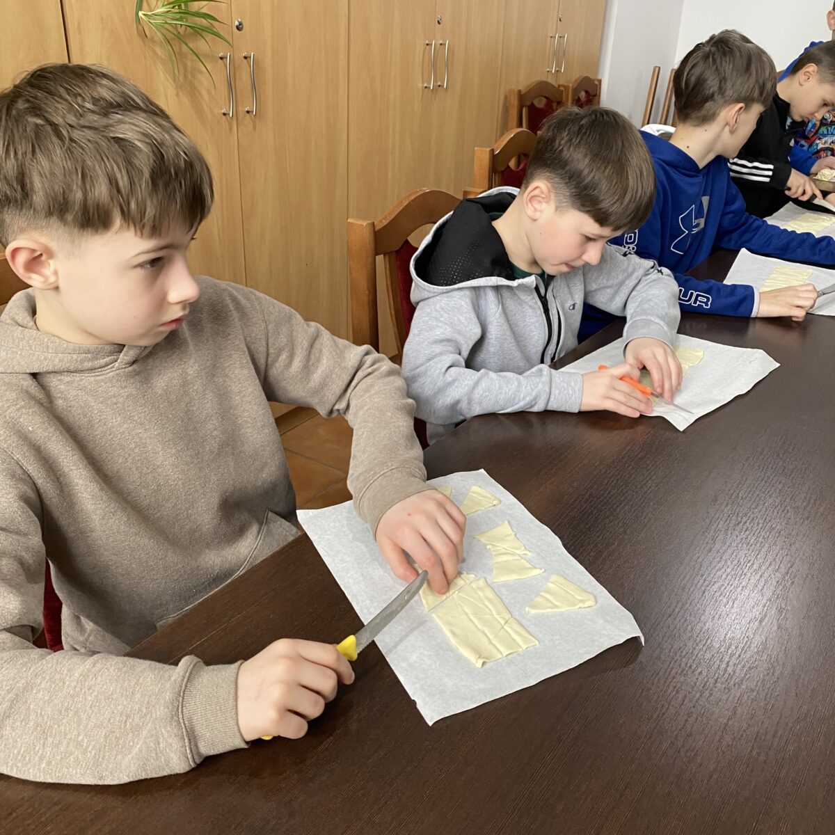 Chłopaki kroją ciasto francuzkie