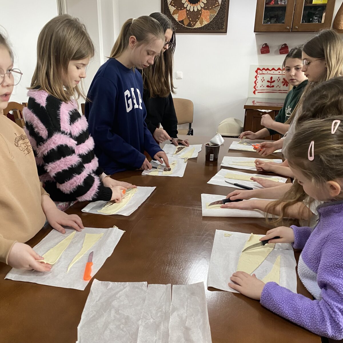 Dziewczyny koją w dużych trójkątach