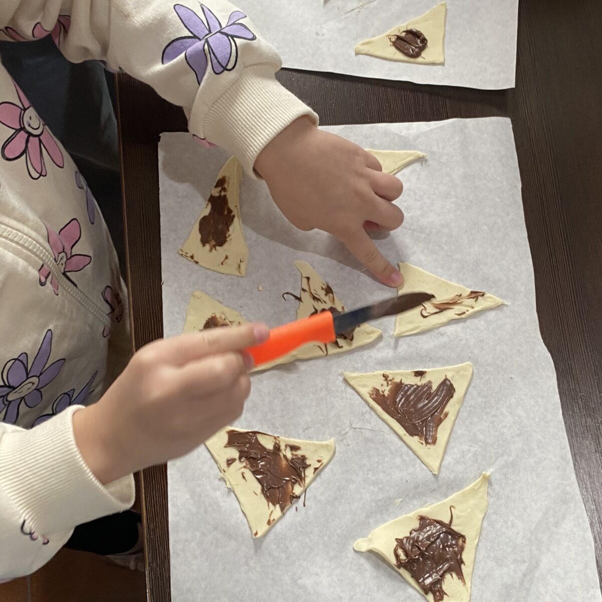 Dziewczynka smaruje czekoladą