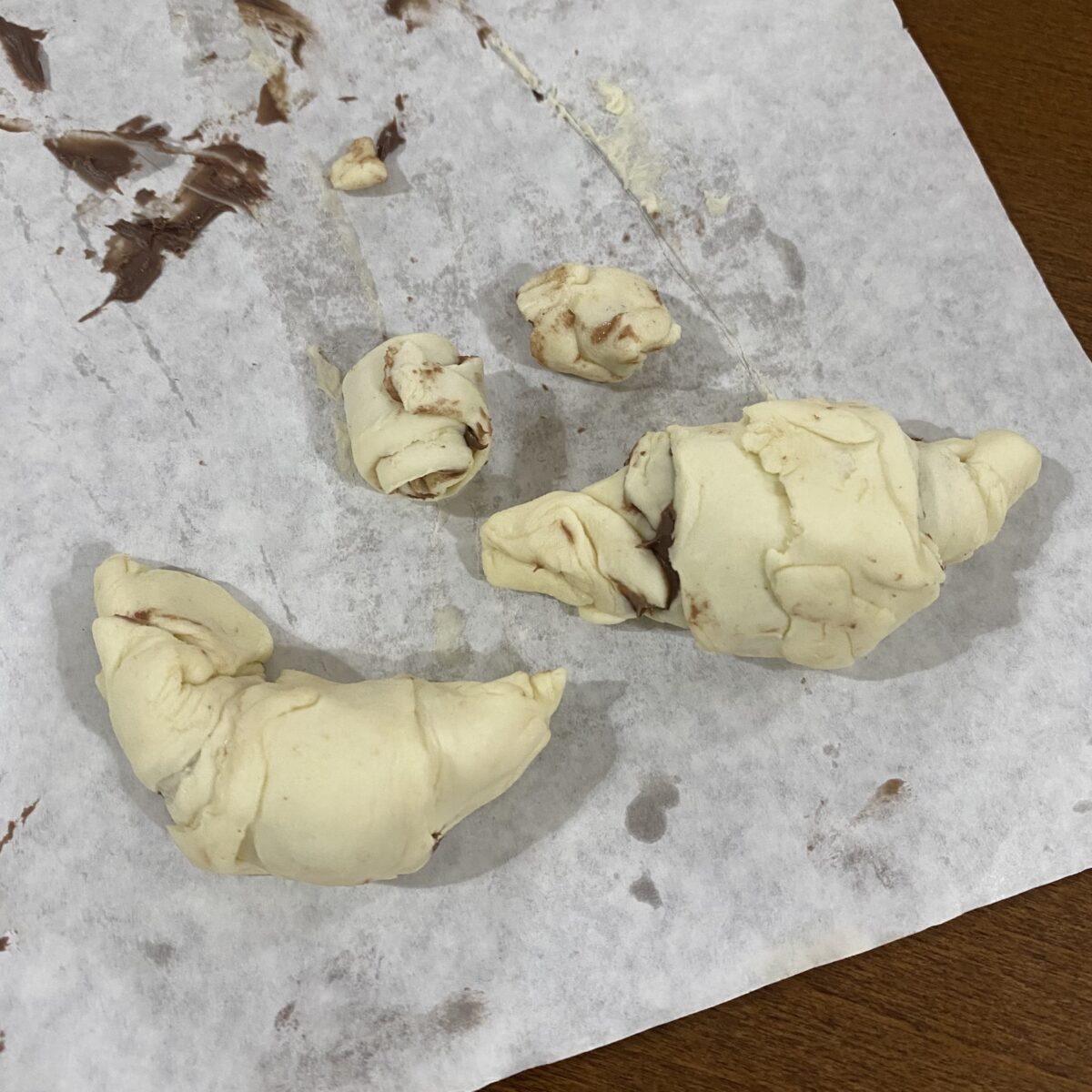 Widać małe croissanty