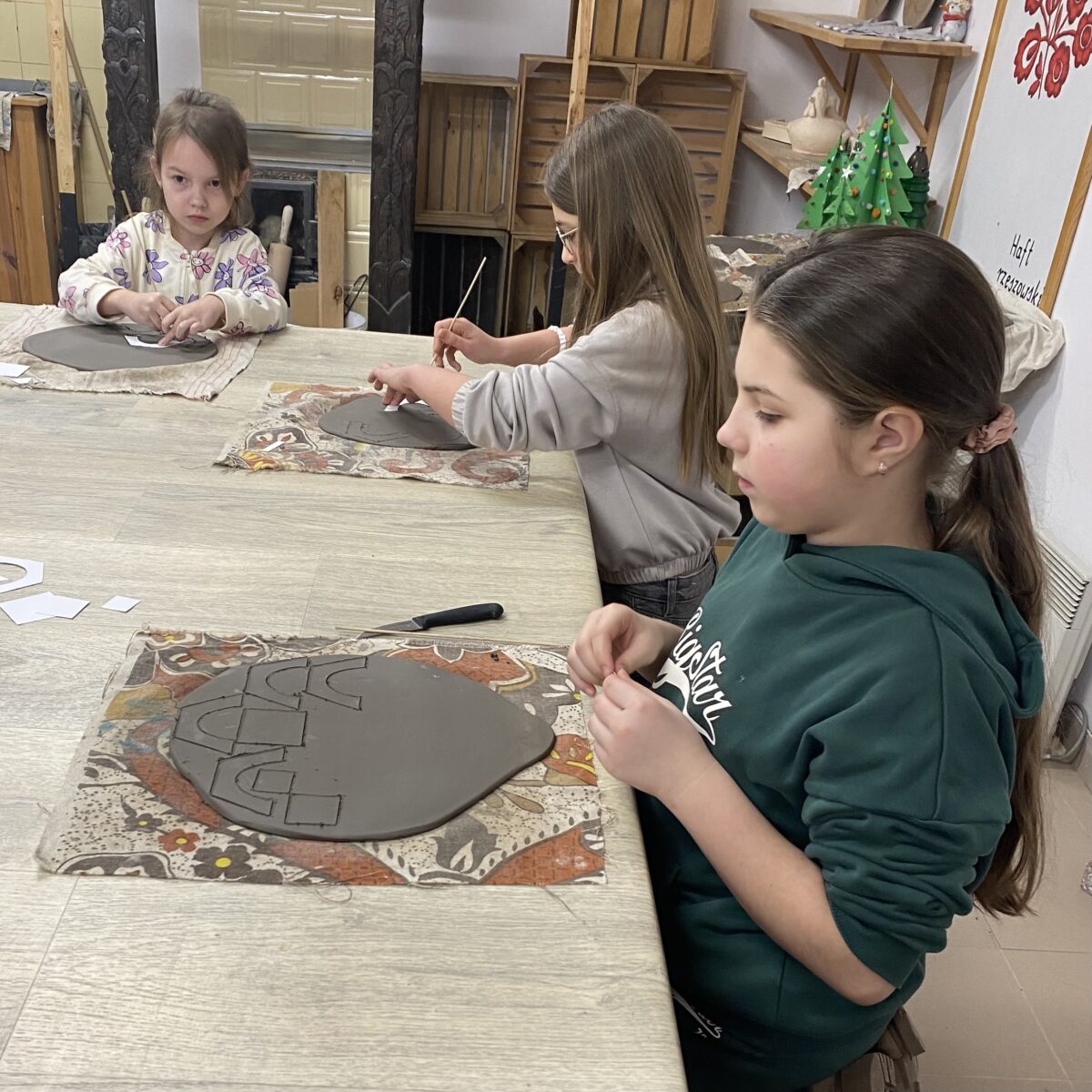 Marysia patrzy na wzory które są gotowe do wycinania