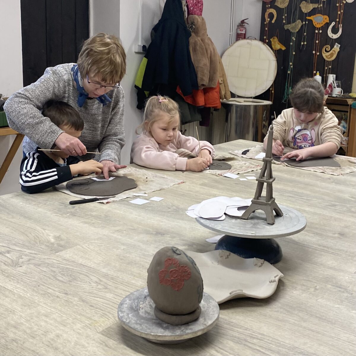 pani Agata pomaga w wycinaniu